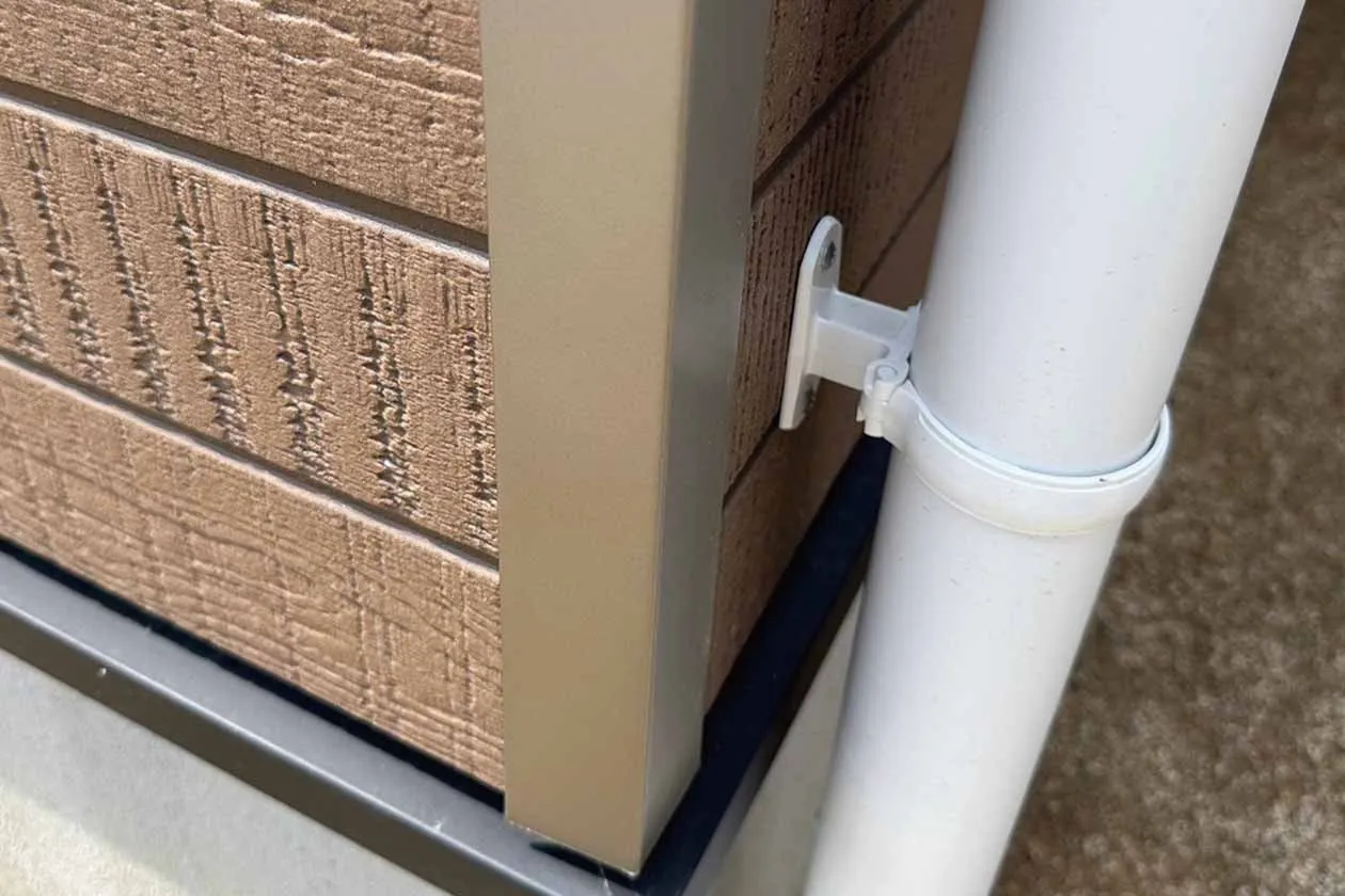 アルミサイディング 出隅のへこみ